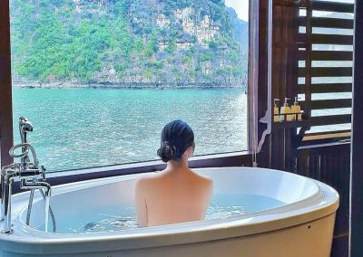 Cruising in Halong Bay (ทริปเปิดเส้นทาง)