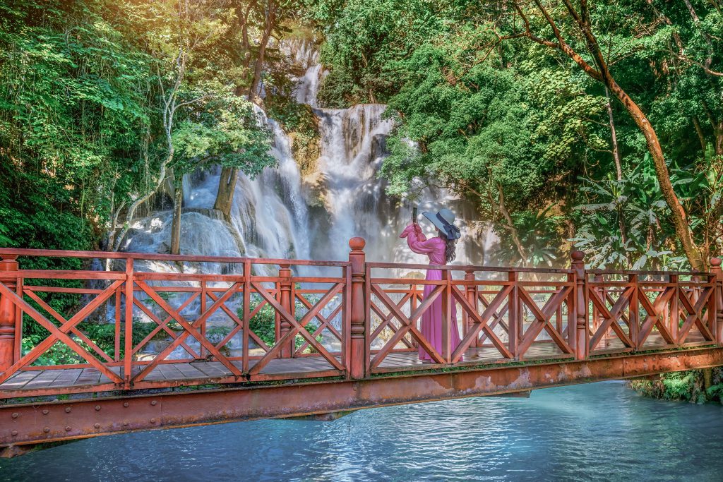 Tourist,Is,Taking,A,Photo,In,Front,Of,Tat,Kuang